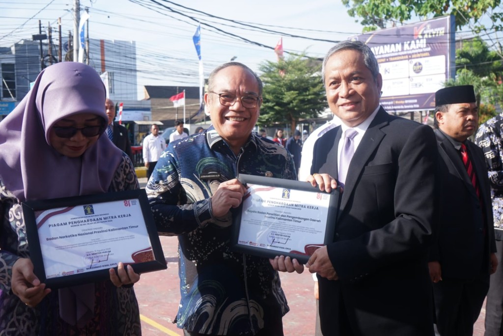 Pemberian Piagam Penghargaan Mitra Kerja