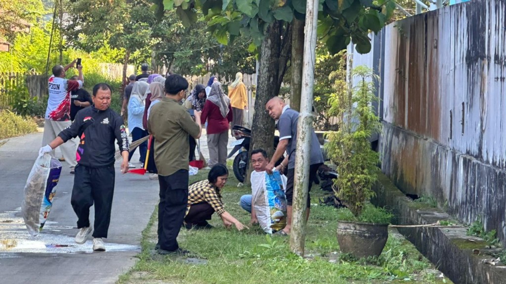 DISKUMI melaksanakan Indonesia Gerakan ASRI di sekitar halaman kantor