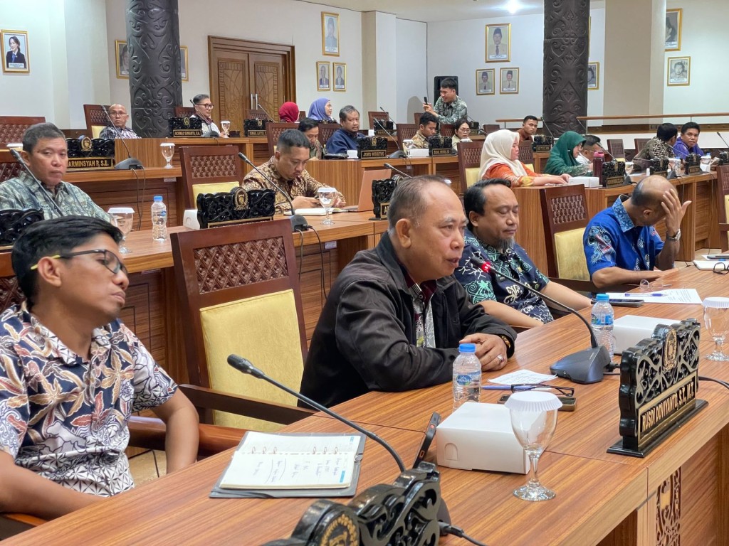 Rapat Pembahasan Rancangan Peraturan Daerah Tentang Rencana Pembangunan Industri Kota Samarinda Tahun 2025 - 2045